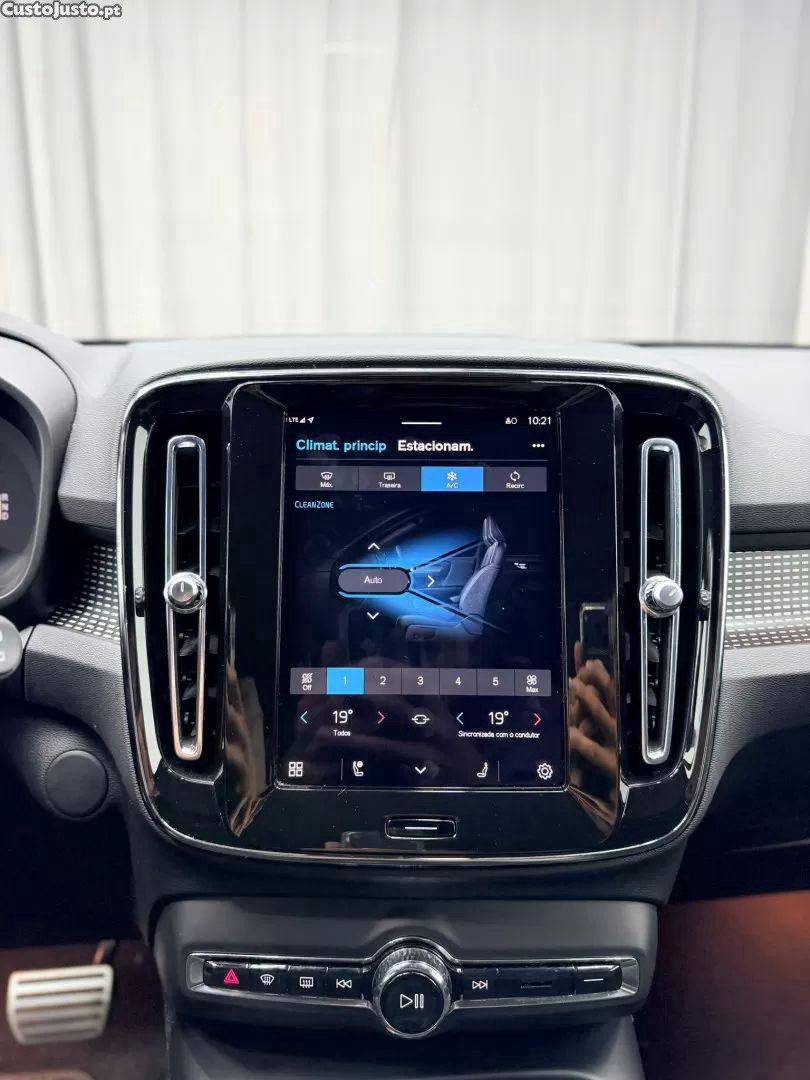Volvo XC 40 recharge p8 awd r-design — fotografia 12