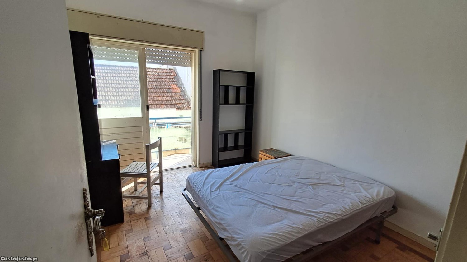 Quarto com varanda e roupeiro no centro de Portimão,internet,TV cabo,(perto dos Bombeiros)