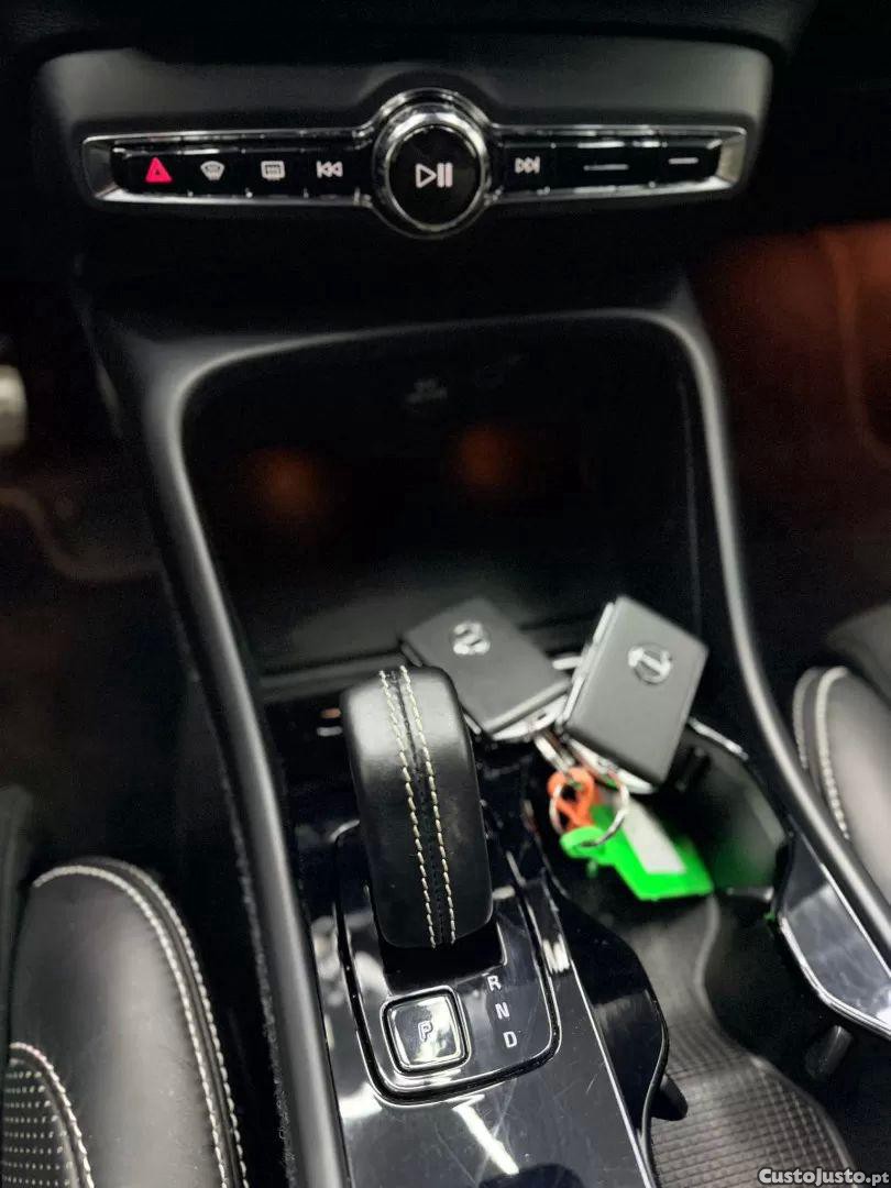 Volvo XC 40 recharge p8 awd r-design — fotografia 9