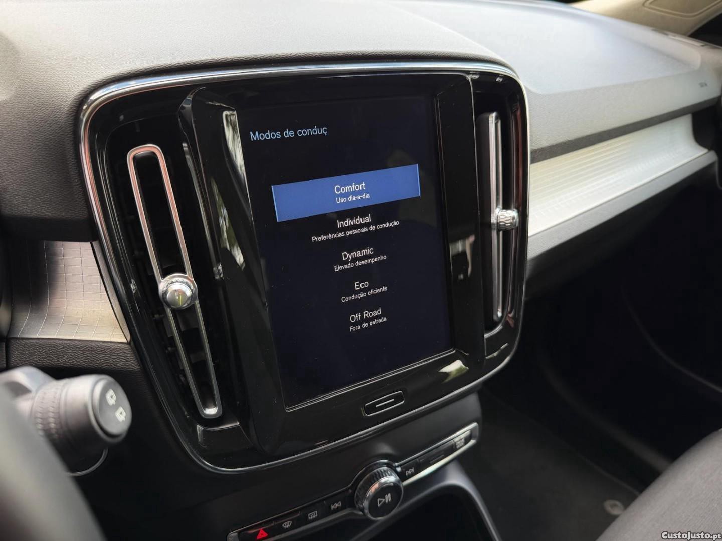 Volvo XC 40 2.0 D3 Momentum Plus — fotografia 3