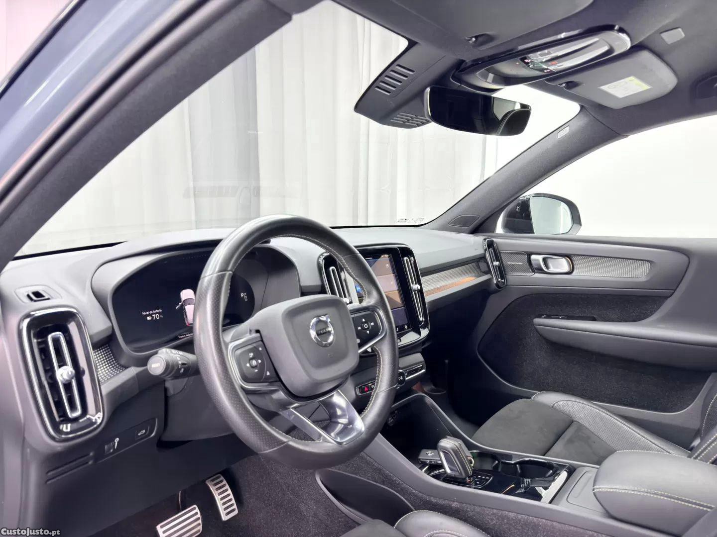 Volvo XC 40 recharge p8 awd r-design — fotografia 4