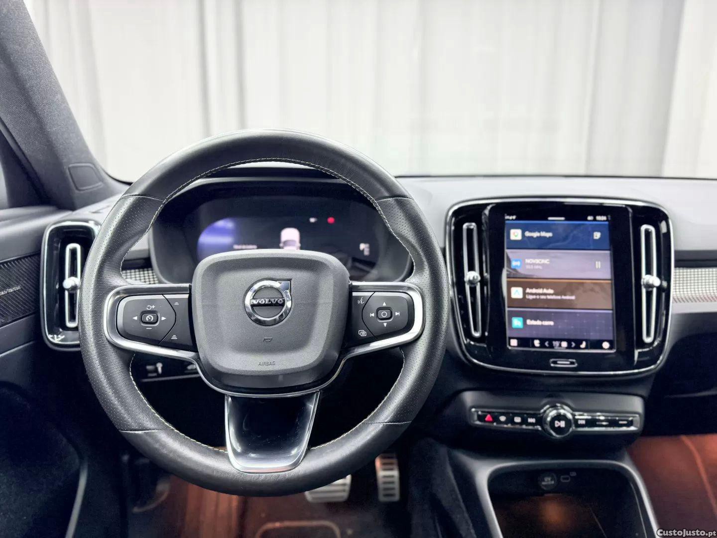 Volvo XC 40 recharge p8 awd r-design — fotografia 8