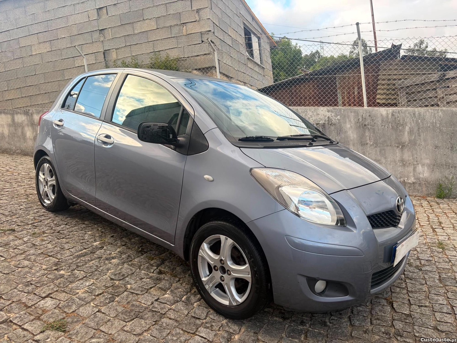 Toyota Yaris 1.0 Vvti — fotografia 3
