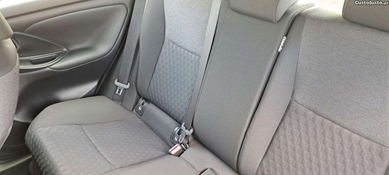 Toyota Yaris Comfort Plus 1.5 HDF (nacional c/ 25.300 km) — fotografia 3