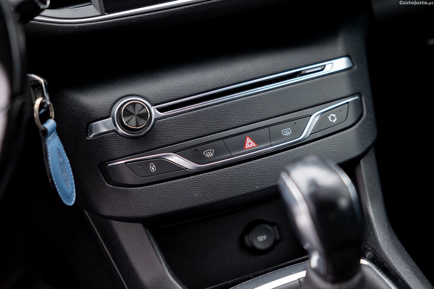 Peugeot 308 SW 1.6 BlueHDi Active — fotografia 3
