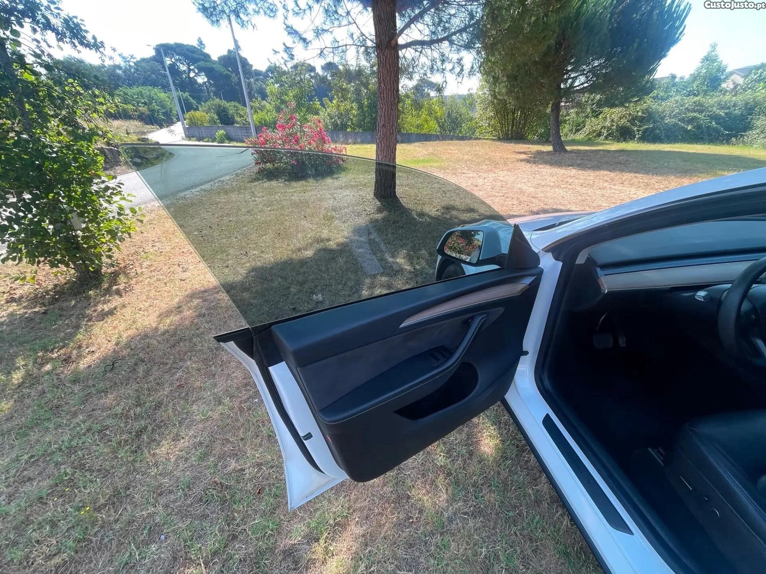 Tesla Model Y Long Range Dual Motor AWD — fotografia 13