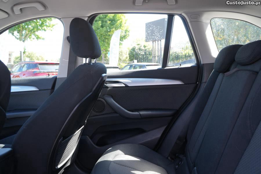 BMW X1 16 d sDrive Advantag — fotografia 9