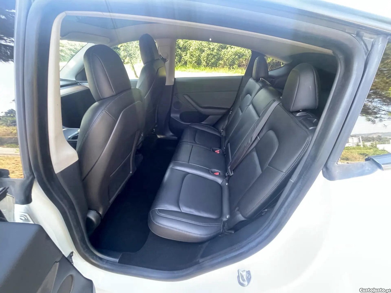 Tesla Model Y Long Range Dual Motor AWD — fotografia 11