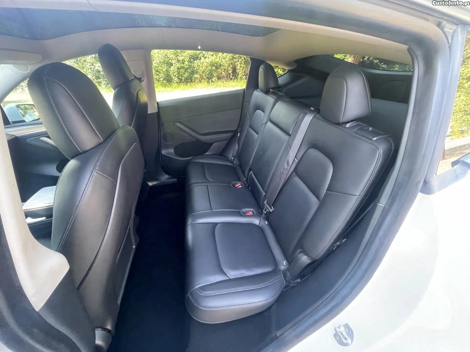 Tesla Model Y Long Range Dual Motor AWD — fotografia 12
