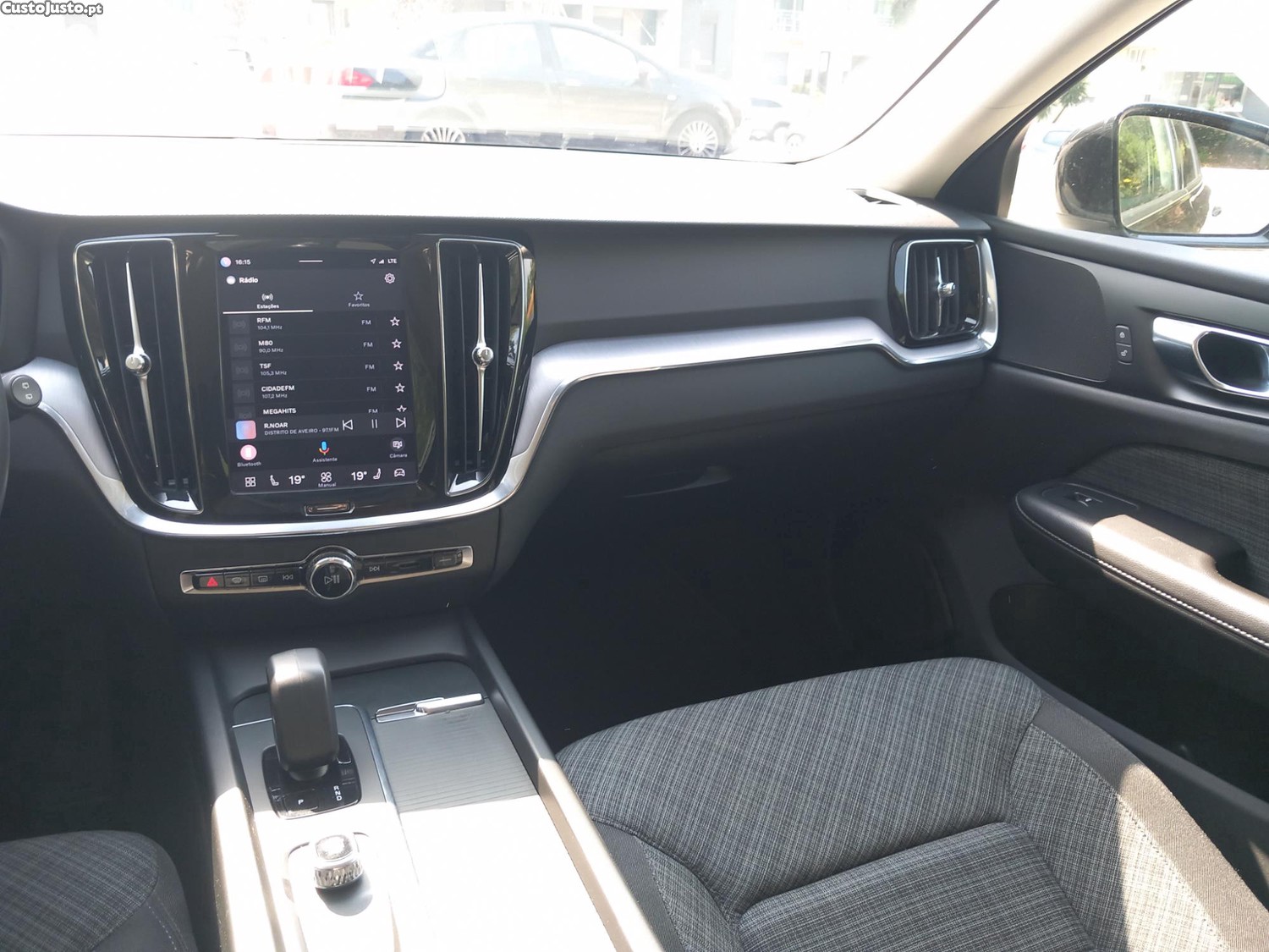 Volvo V60 2.0 D4 Momentum Geartronic — fotografia 4