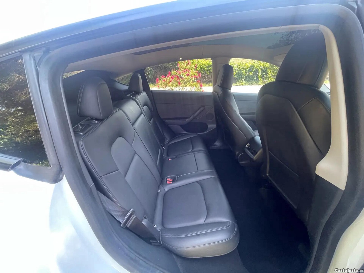 Tesla Model Y Long Range Dual Motor AWD — fotografia 8