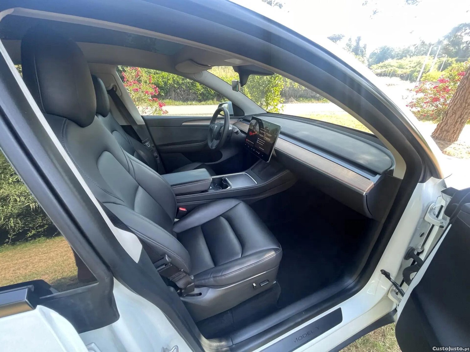Tesla Model Y Long Range Dual Motor AWD — fotografia 4