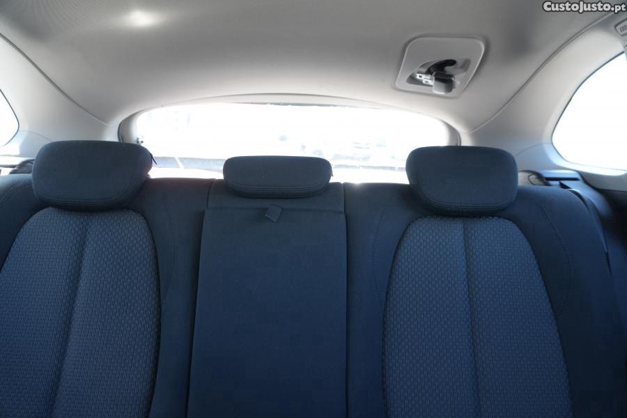BMW X1 16 d sDrive Advantag — fotografia 2