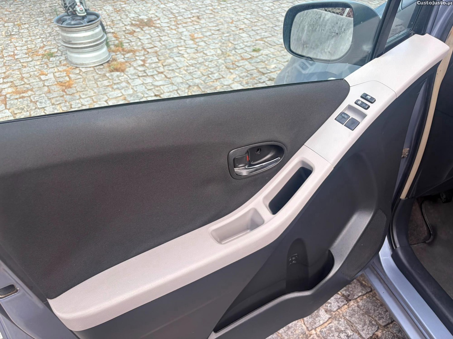 Toyota Yaris 1.0 Vvti — fotografia 5