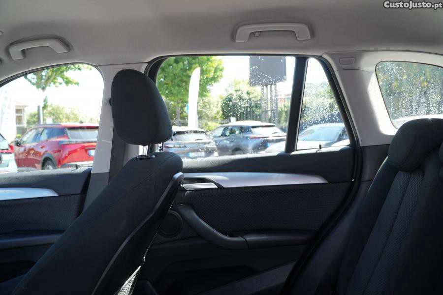 BMW X1 16 d sDrive Advantag — fotografia 10