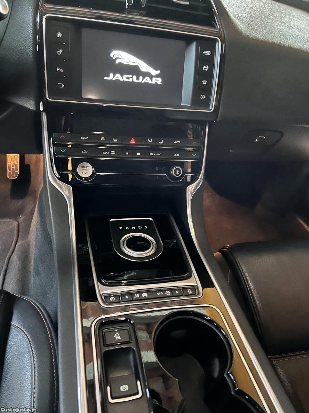 Jaguar XE Black - 17 foto 4