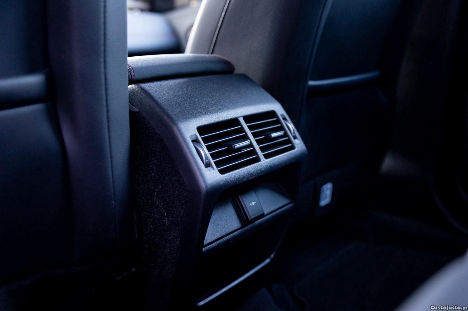 Land Rover Discovery Sport 1.5 I3 P300e AWD R-Dynamic S — fotografia 17