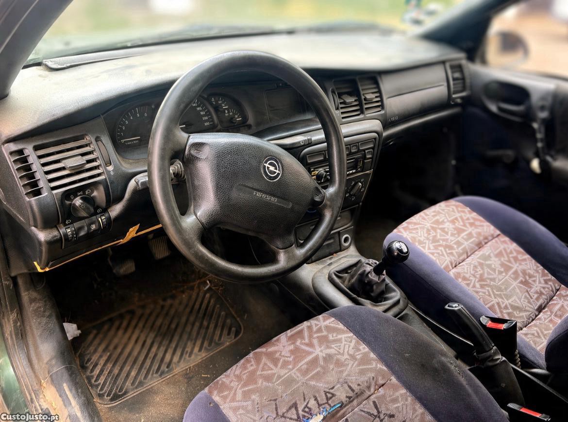 Opel Vectra B 1.7 turbo diesel — fotografia 2