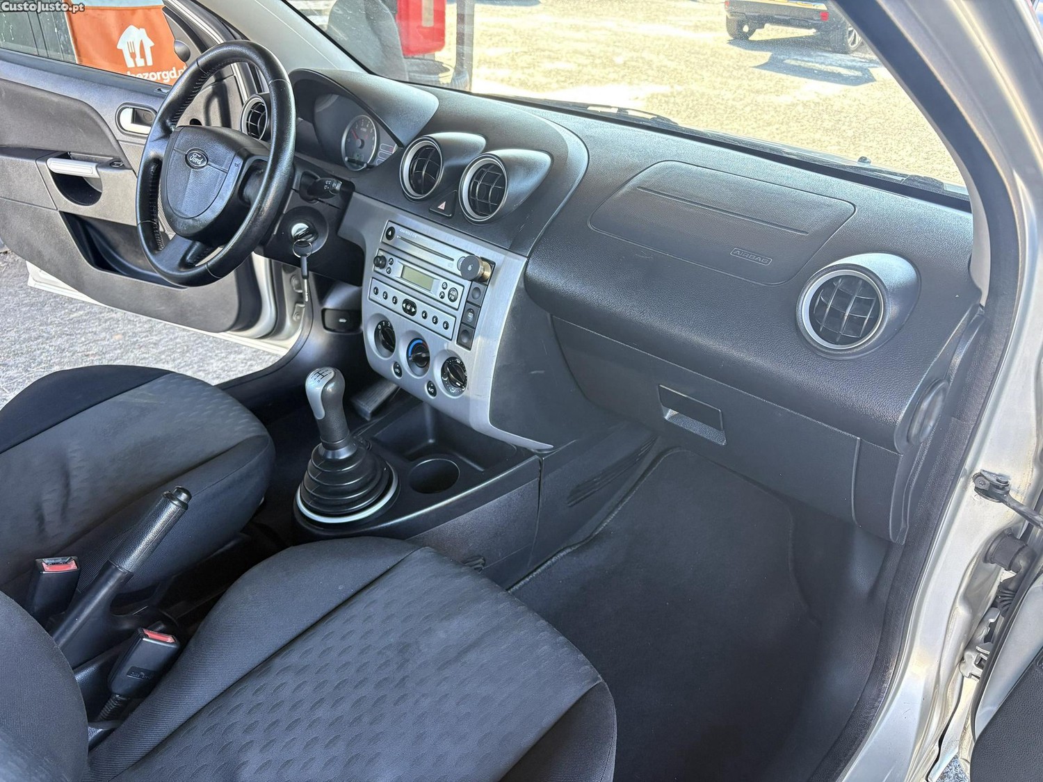 Ford Fiesta 1.25 Ambiente — fotografia 12