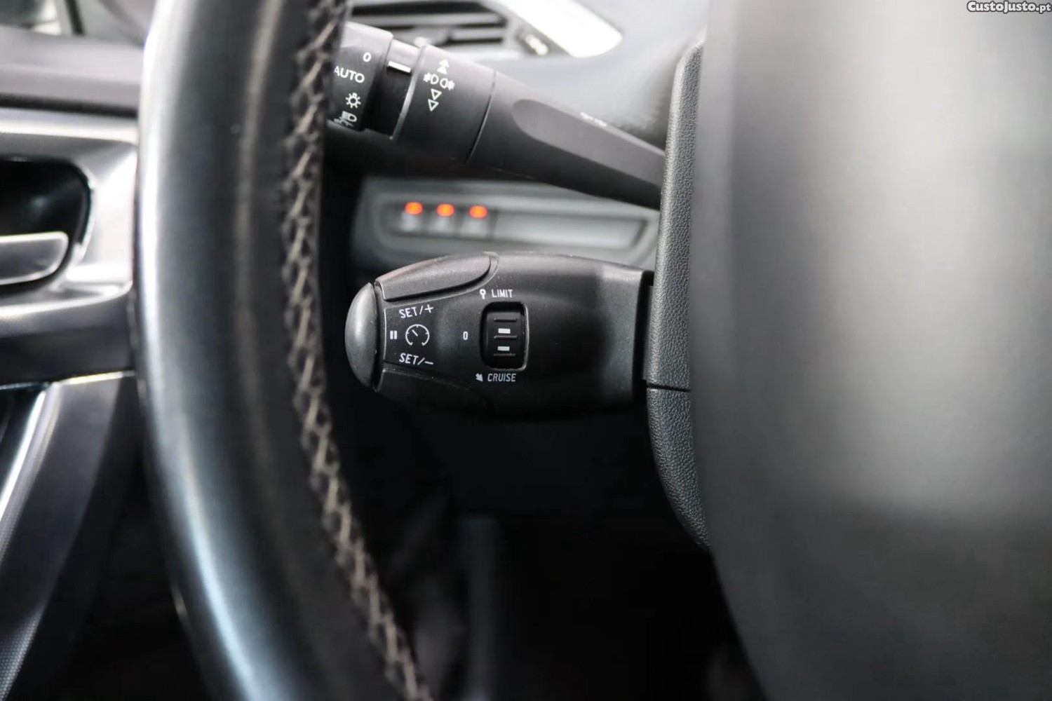 Peugeot 2008 1.2 PureTech Allure — fotografia 6