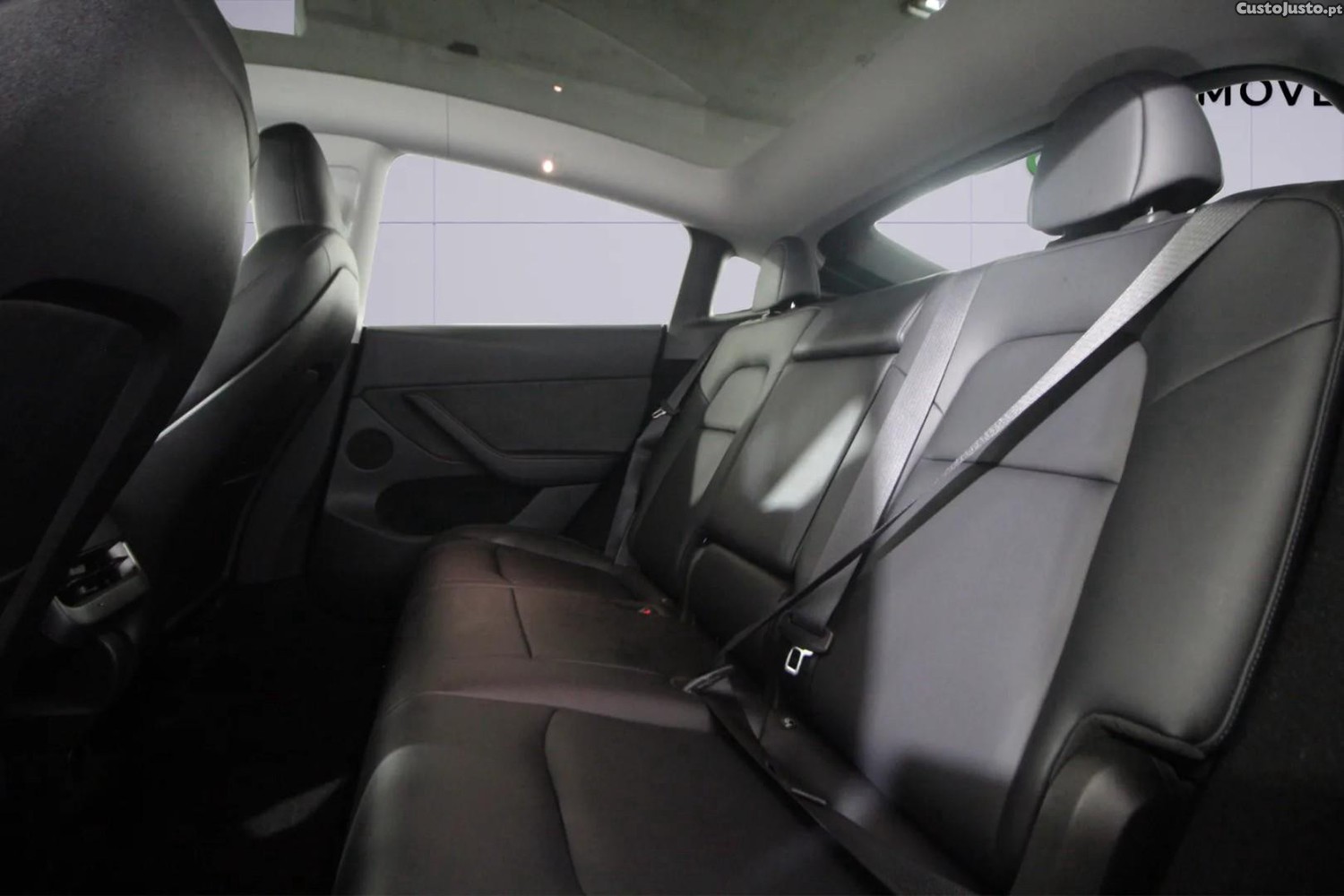 Tesla Model Y Standard — fotografia 3