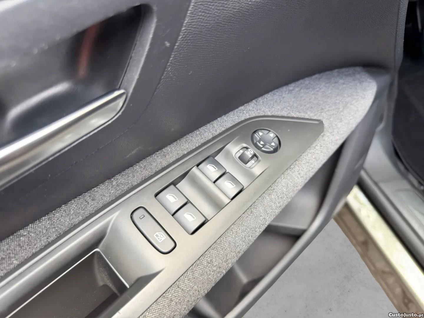 Peugeot 3008 1.5 BlueHDi Active Pack — fotografia 4