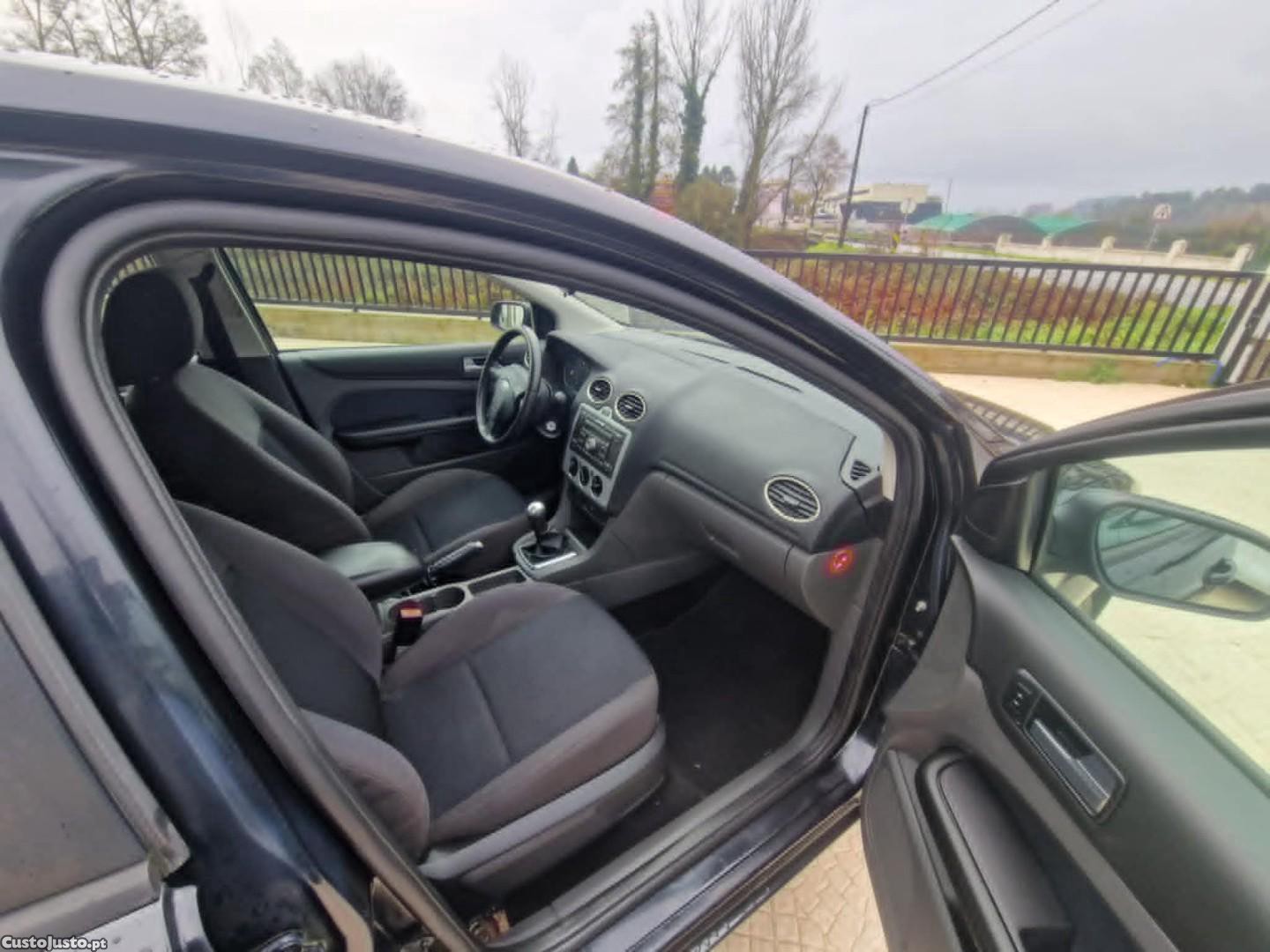 Ford Focus 1.6 Ti-VCT Ghia — fotografia 4