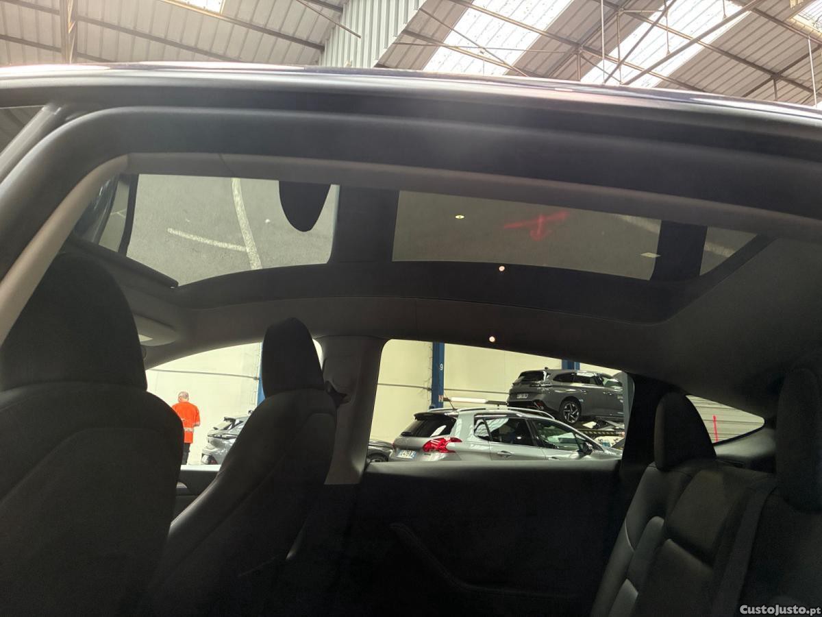 Tesla Model Y Long Range Dual Motor AWD — fotografia 3
