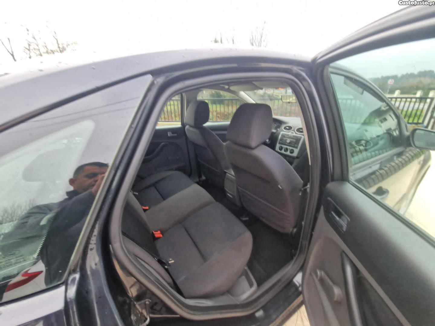 Ford Focus 1.6 Ti-VCT Ghia — fotografia 3