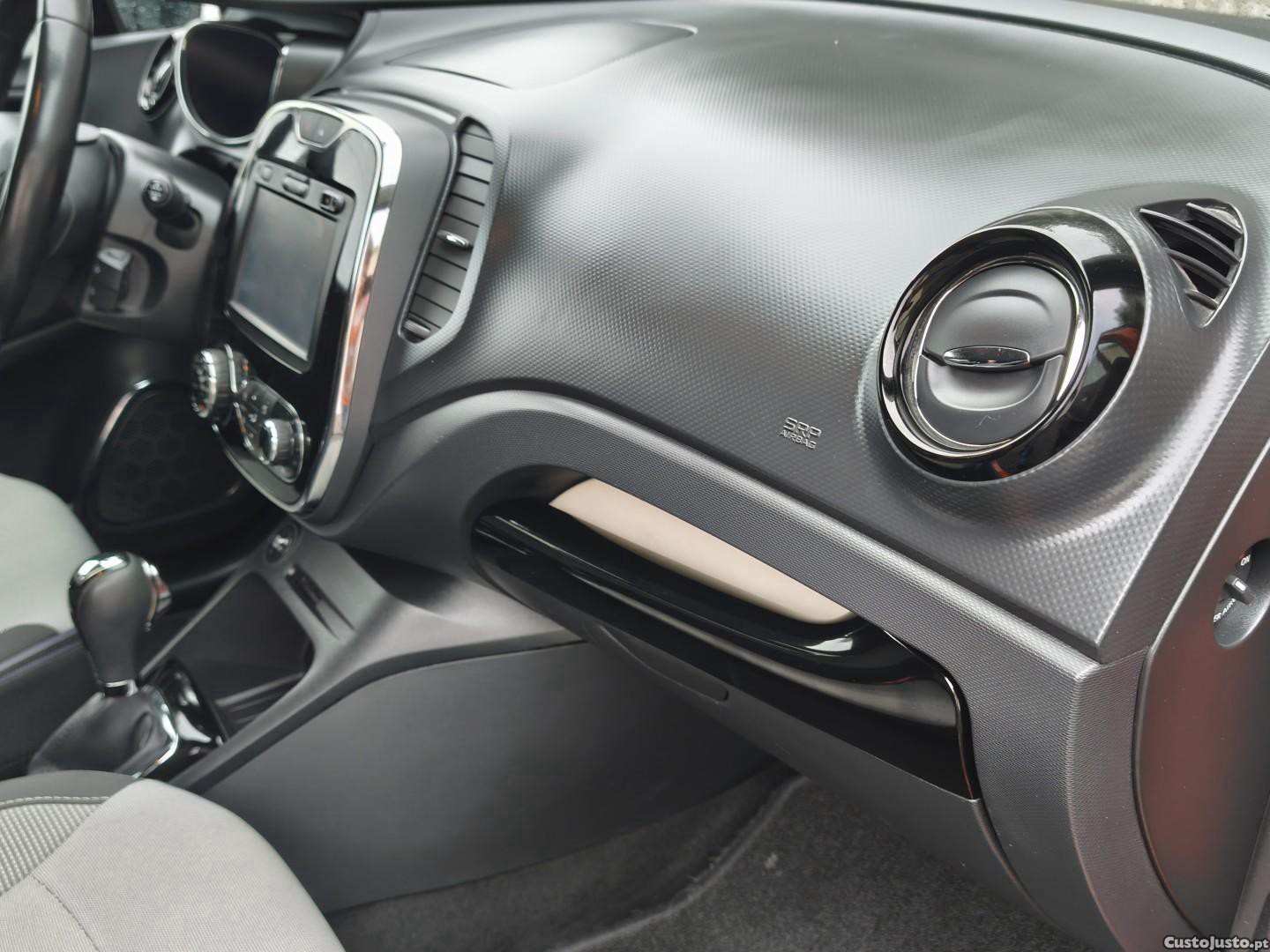 Renault Captur dCi 90 EDC Dynamique — fotografia 9