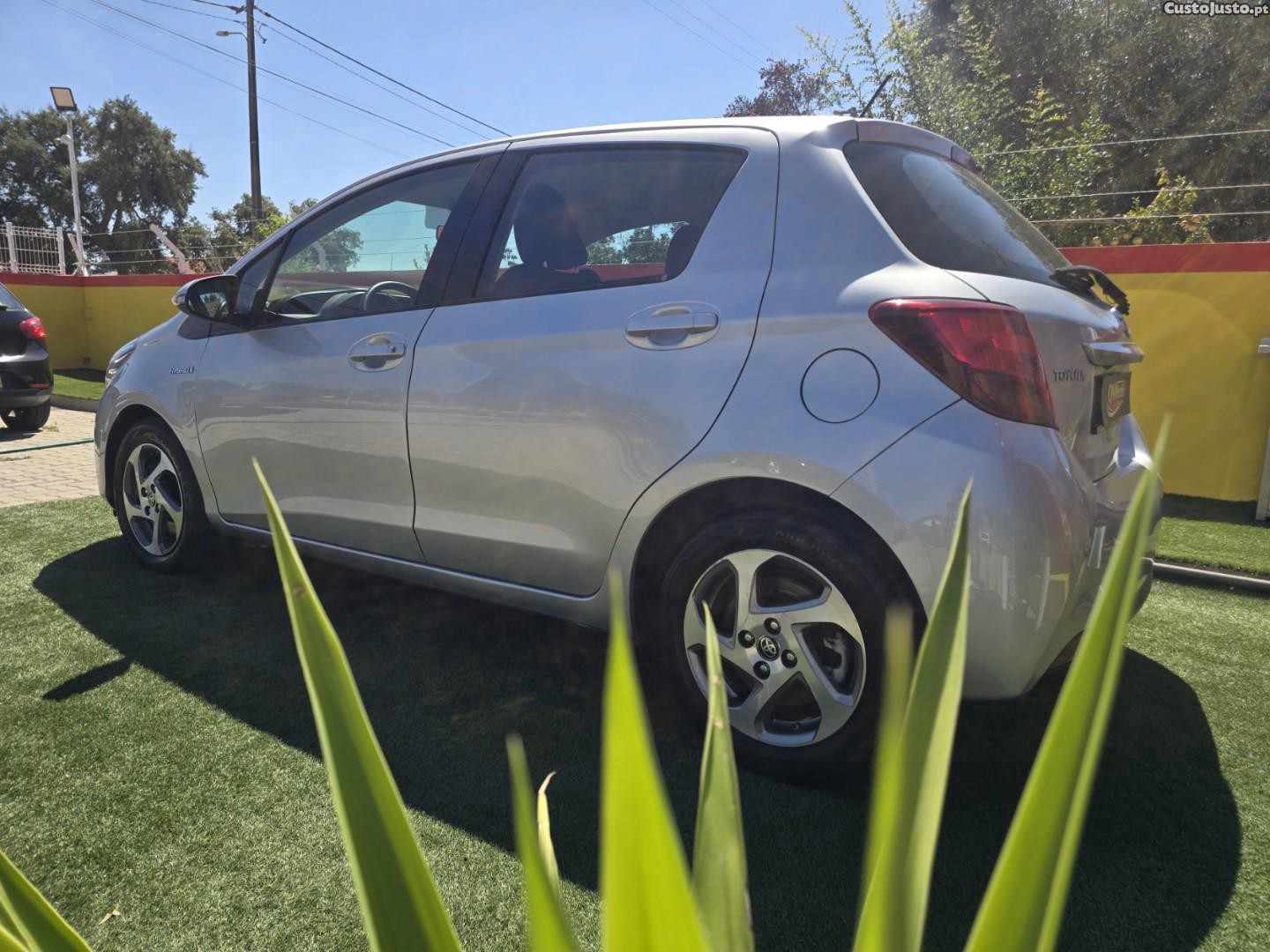 Toyota Yaris 1.5 HSD Comfort — fotografia 15