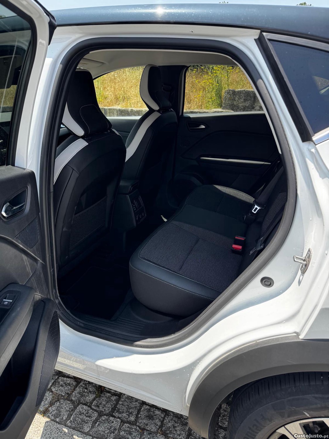 Renault Captur (E-Tech Hybrid) — fotografia 3
