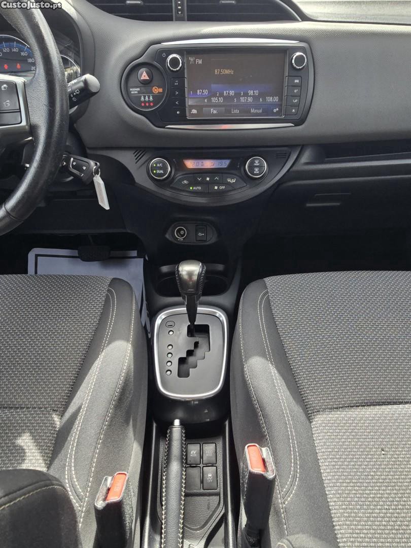 Toyota Yaris 1.5 HSD Comfort — fotografia 5