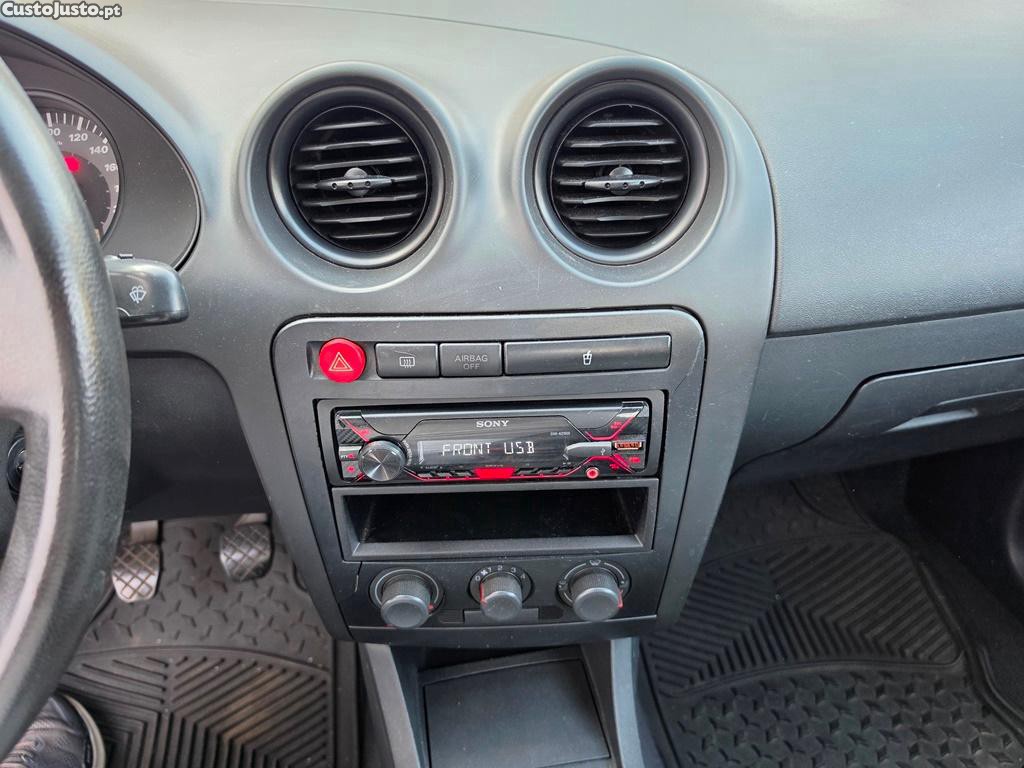 SEAT Ibiza 1.2i 65cv 12/2002 — fotografia 3
