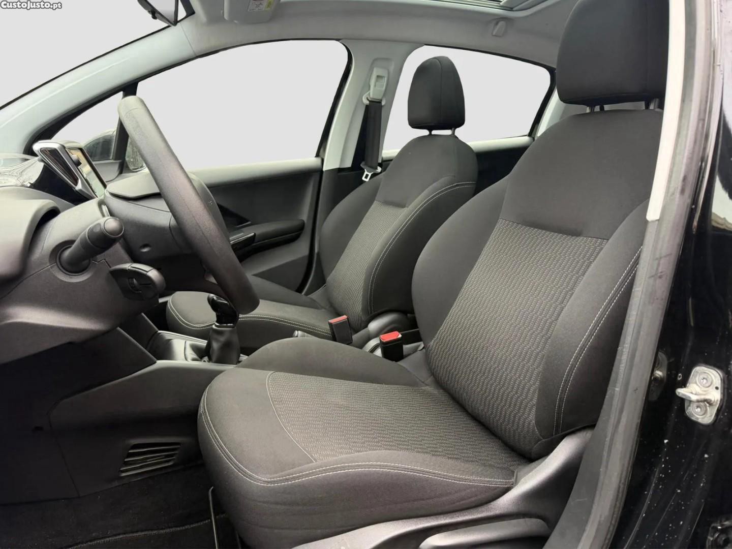 Peugeot 208 1.2 PureTech Allure — fotografia 6