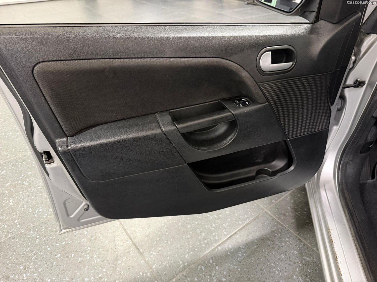 Ford Fiesta 1.25 Connection — fotografia 11