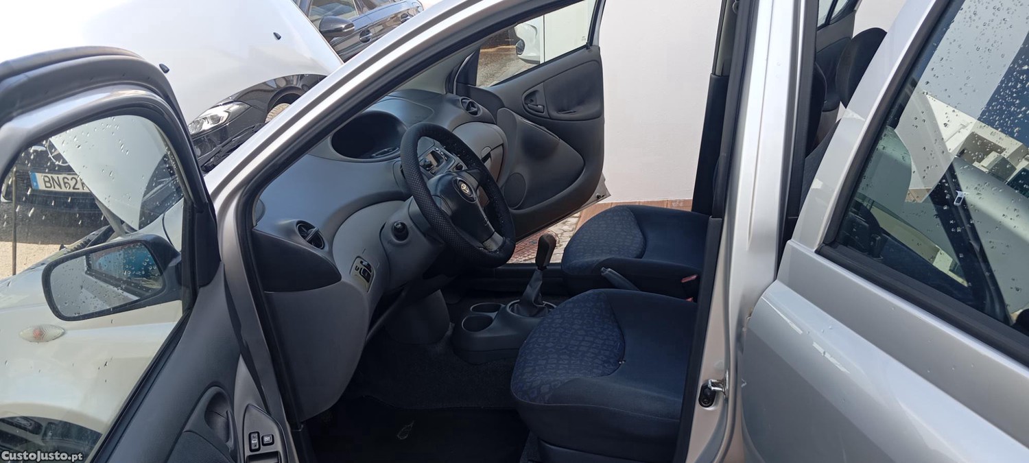 Toyota Yaris 1.0 VVTi, 1 único proprietário, com A/C , com apenas 152599km em ótimo estado. — fotografia 5