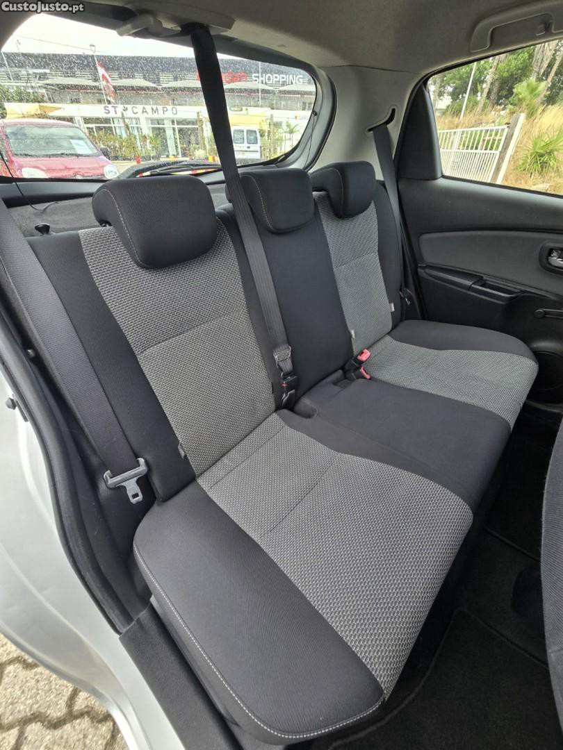 Toyota Yaris 1.5 HSD Comfort — fotografia 8
