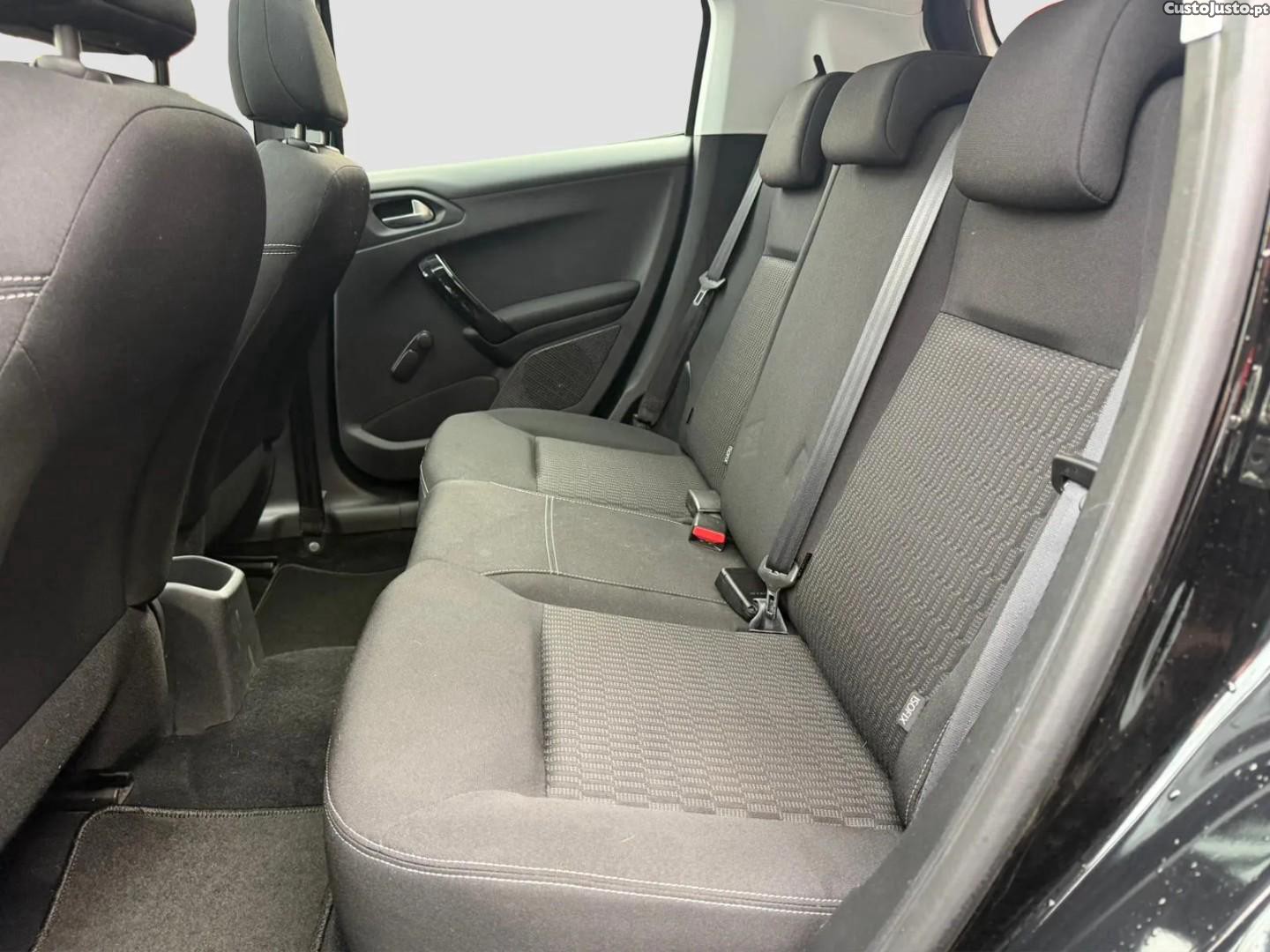Peugeot 208 1.2 PureTech Allure — fotografia 5