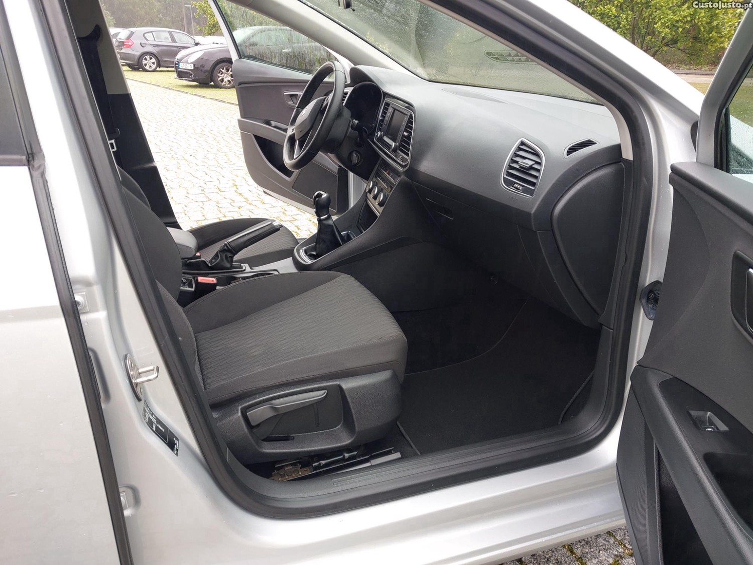 SEAT Leon ST 1.6 TDI 110 Cv — fotografia 2