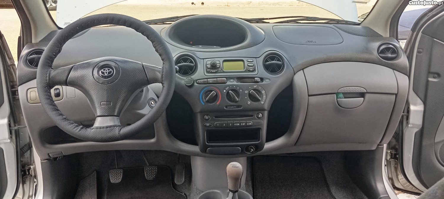 Toyota Yaris 1.0 VVTi, 1 único proprietário, com A/C , com apenas 152599km em ótimo estado. — fotografia 3