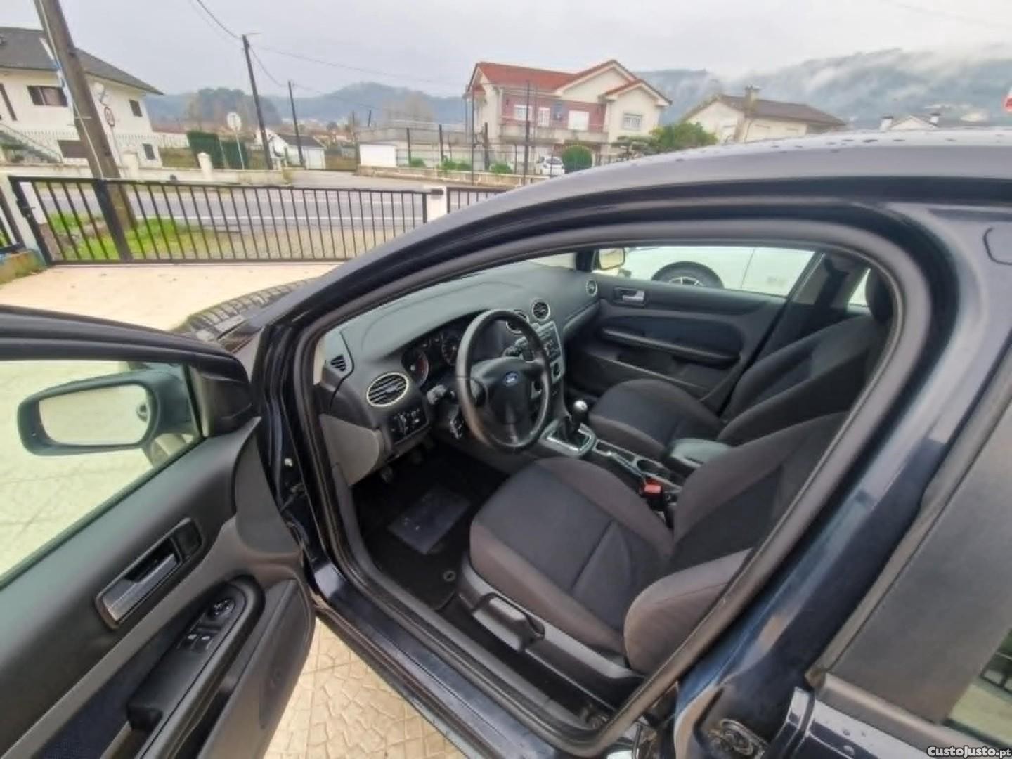 Ford Focus 1.6 Ti-VCT Ghia — fotografia 7