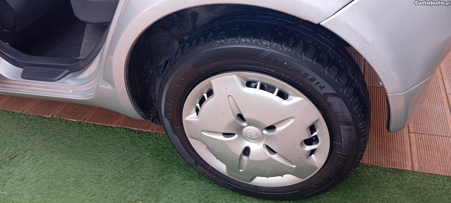 Toyota Yaris 1.0 VVTi, 1 único proprietário, com A/C , com apenas 152599km em ótimo estado. — fotografia 2