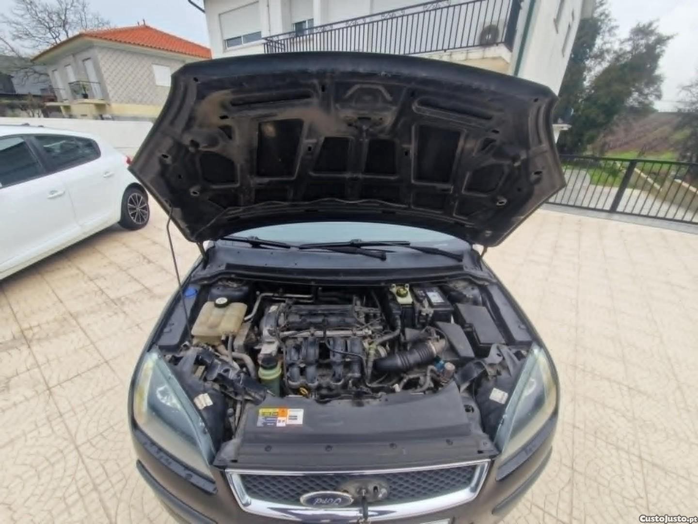 Ford Focus 1.6 Ti-VCT Ghia — fotografia 2