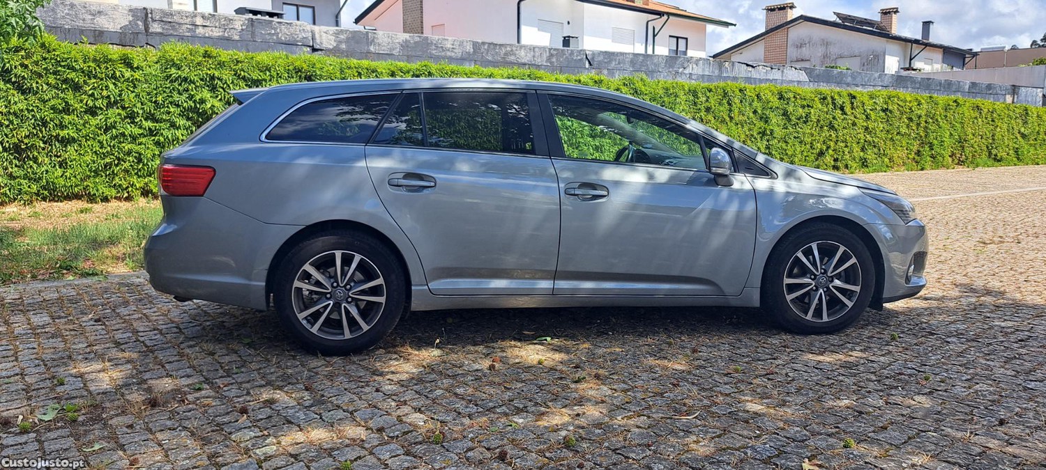 Toyota Avensis SW 2.0 D-4D Luxury + Navi 124 cv (nacional) — fotografia 7