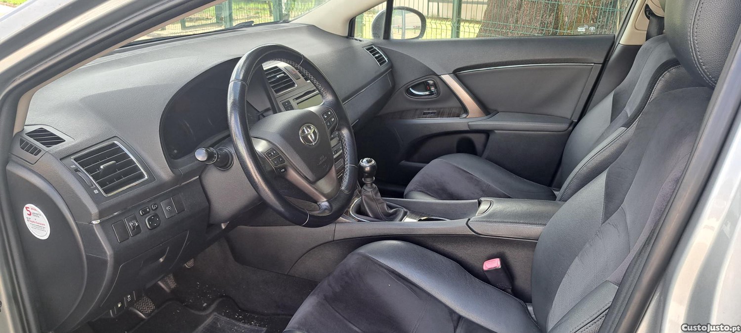 Toyota Avensis SW 2.0 D-4D Luxury + Navi 124 cv (nacional) — fotografia 3