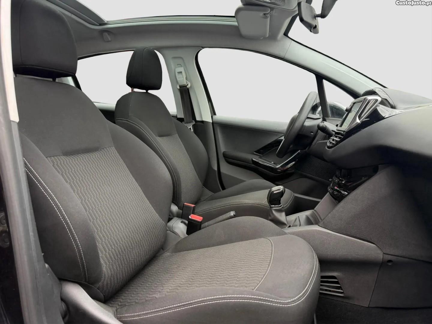 Peugeot 208 1.2 PureTech Allure — fotografia 3