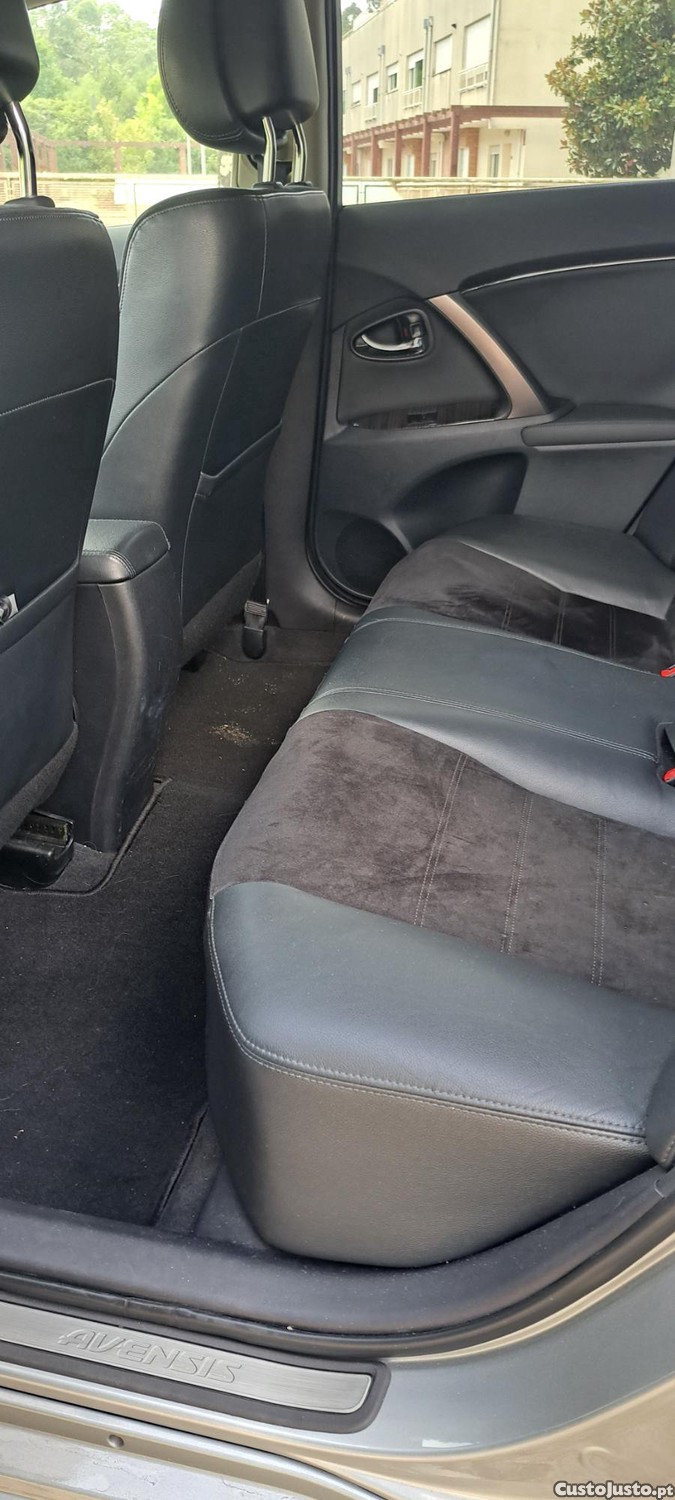 Toyota Avensis SW 2.0 D-4D Luxury + Navi 124 cv (nacional) — fotografia 2