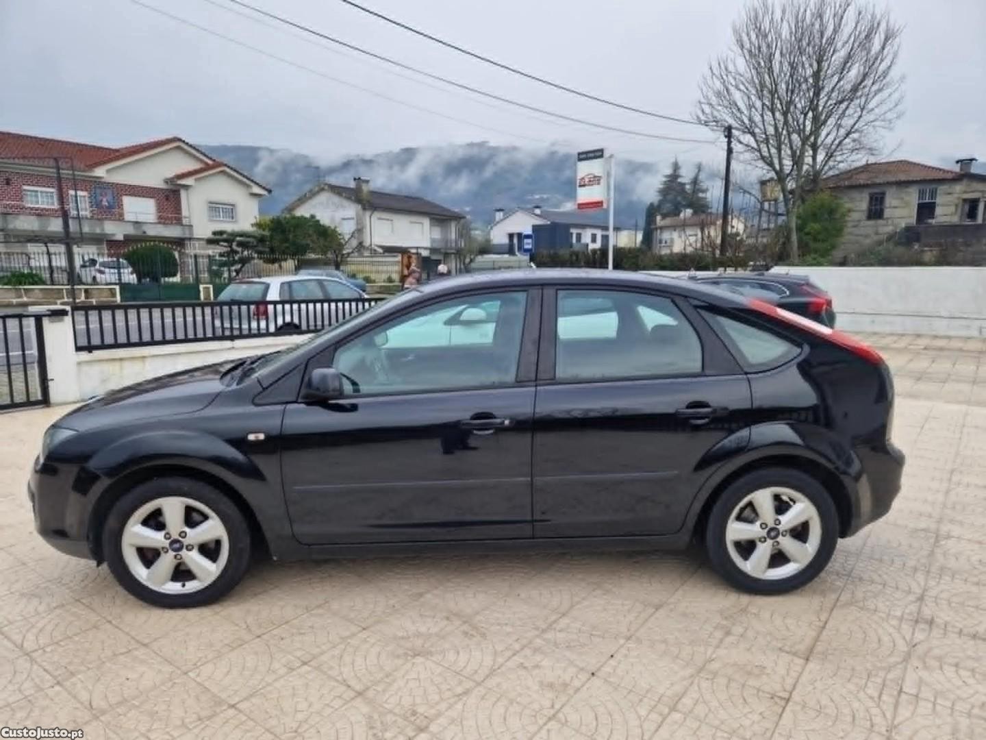 Ford Focus 1.6 Ti-VCT Ghia — fotografia 16