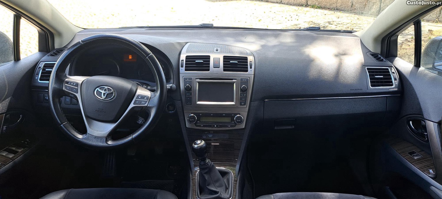 Toyota Avensis SW 2.0 D-4D Luxury + Navi 124 cv (nacional) — fotografia 5